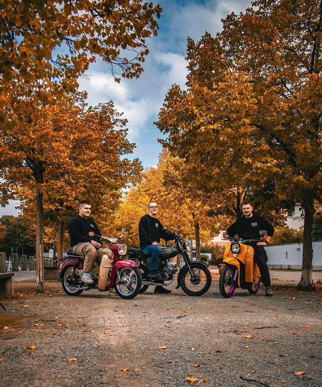 2Takt Freunde Riesa mit Mopeds im Herbst