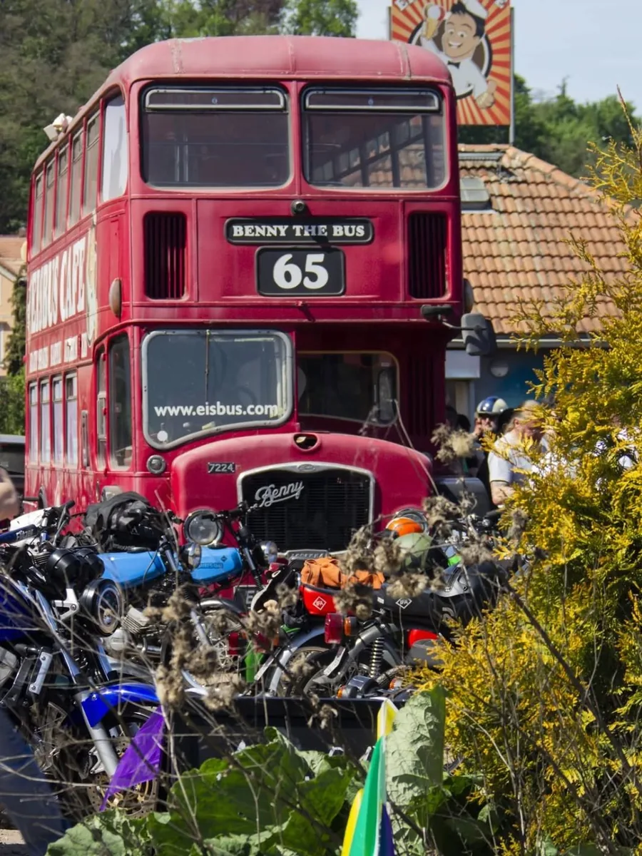 Oldtimer Bus und Mopeds beim Treffen 2026 - 2Takt Freunde Riesa