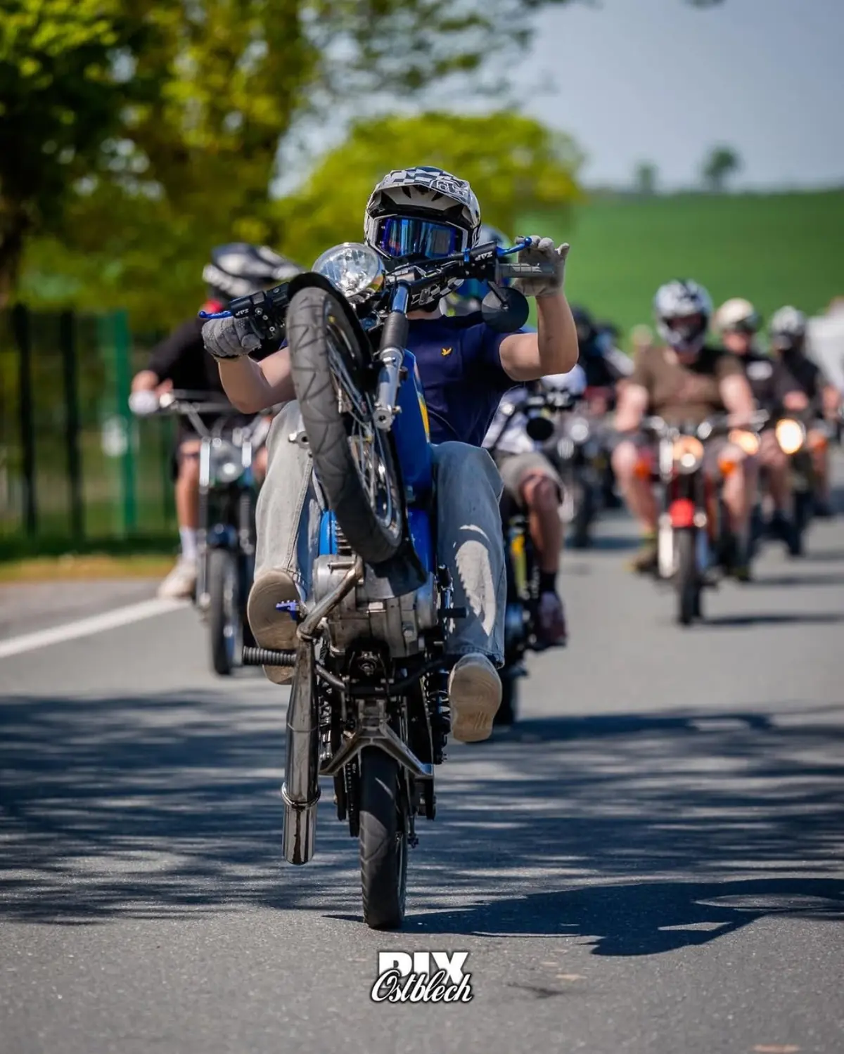 Wheelie während der Ausfahrt 2026 - 2Takt Freunde Riesa